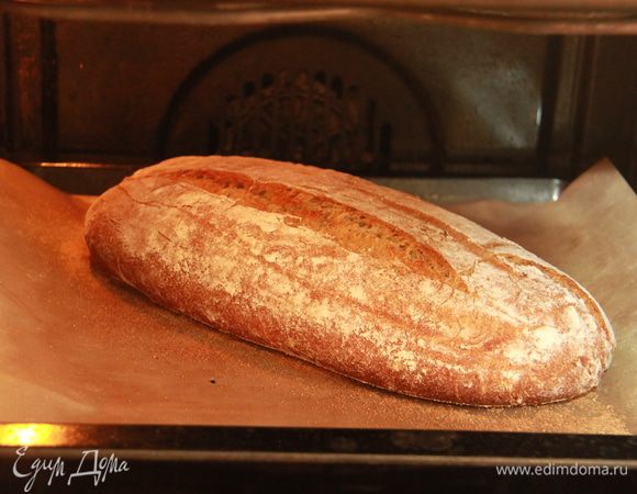 Духовку разогреть до максимума (у меня 230*С). Перевернуть хлеб из корзин на горячий противень (я присыпаю антипригарный коврик манкой, потом сажаю хлеб с ковриком на противень), сделать надрез. Поставить противень в горячую духовку. Температуру уменьшить до 220*С, выпекать примерно 30 минут. Я выпекаю 10 минут с паром при 220*С, затем без пара, уменьшив температуру до 200*С.