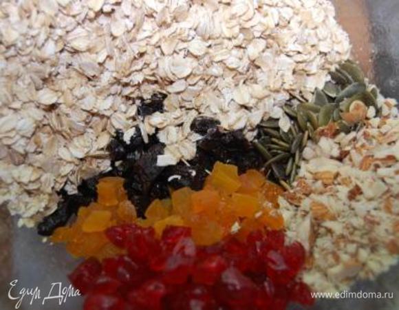 Соединить ореховую и фруктовую смеси + тыквенные семечки + овсяные хлопья.