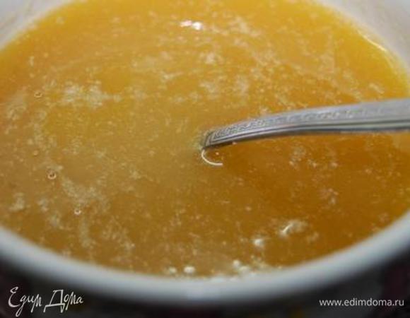 Соединить сливочное масло, сахар и соль – при постоянном помешивании прогреть на тихом огне до полного растворения сахара. Дать немного остыть. Добавить мед, тщательно размешать.  