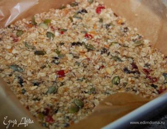 Форму застелить пергаментом, равномерно распределить смесь и выпекать в заранее разогретой до 180 С духовке  25 минут. Дать остыть в форме, разрезать порционно.