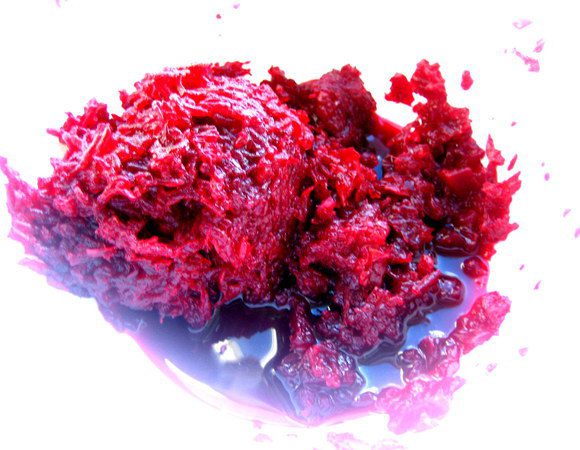 Свеклу заранее отварить,натереть на мелкой тёрке.