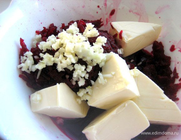 Измельчим туда чеснок.