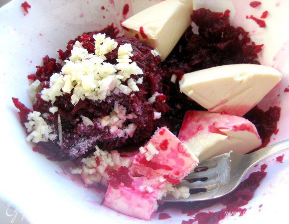 Добавим соль и разомнём всё вилкой.