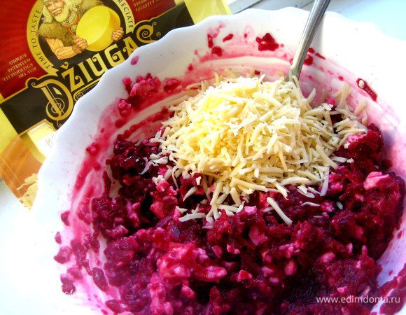 Добавим мелко натёртый сыр Джюгас или другой твёрдый сыр.