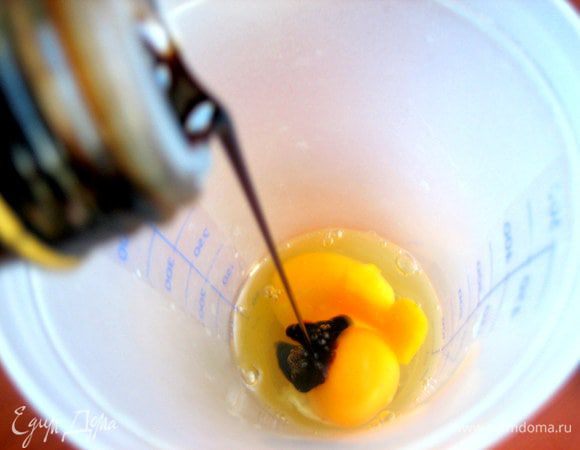 В шейкер вбиваем пару яиц и вольём чуть уксуса. Взбиваем! Почему такое сочетание? Я делала японские омлеты-роллы  http://www.edimdoma.ru/retsepty/56889-yaichnye-rolly-nedelya-yaponskoy-kuhni и мне понравилось такое сочетание!