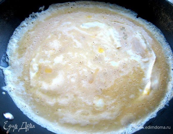 Выливаем весь состав в разогретое в большой сковороде масло. Выпекаем тонкий блинчик.