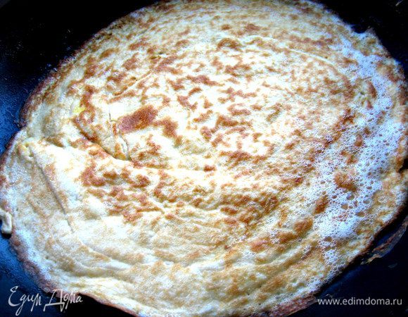 Переворачиваем и жарим с другой стороны.