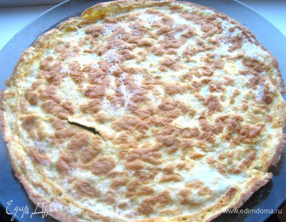 Выкладываем на блюдо для остывания и жарим второй омлет на такое количество начинки.