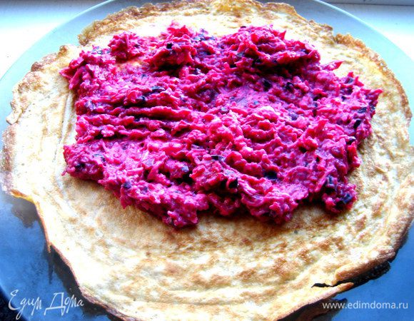 Наносим и распределяем по блинчику-омлетику начинку...