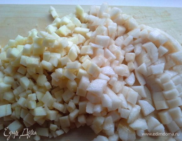 Фрукты помыть, почистить, удалить семена.
Нарезать небольшими кубиками. 