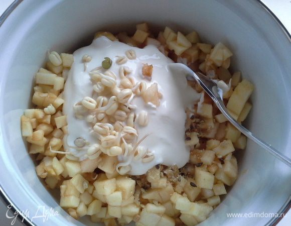 В сотейник положить фрукты, семечки, проростки, сметану, (немного семечек и проростков оставить для  украшения).
Можно положить мед, но тартар и так получается достаточно сладким.