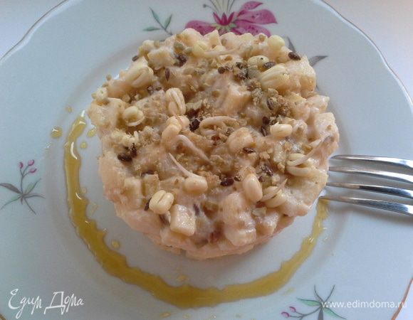 На тарелку поставить поварское кольцо,  и выложить тартар. Аккуратно снять, присыпать семечками и положить несколько проростков.
Подавать сразу же.
Приятного аппетита! 