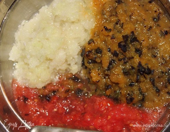 Пропустить через мясорубку сливы, помидоры и лук. Переложить массу в кастрюльку, посолить, добавить сахар и варить сначала на большом огне, а после того, как закипит, уменьшить огонь  и на медленном огне варить 1,5 часа. Чеснок добавить за 10 минут до окончания варки. Соус остудить и разложить по стерилизованным банкам.
