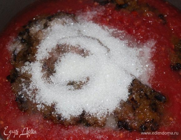 Добавляем сахар и соль, перемешиваем