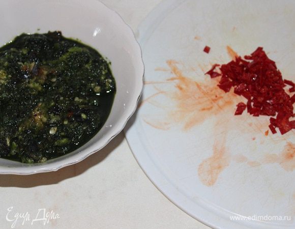 Кинзу и укроп нарубить очень мелко и добавить к массе вместе с чесноком за 20 минут до окончания варки. 