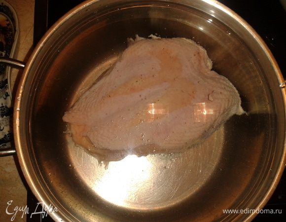 Курицу вымыть и сварить бульон