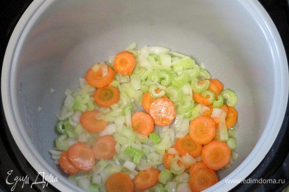 Установите в мультиварке сразу режим "тушение 1,5 часа" и сначала потомите на оливковом масле около 10 минут кусочки моркови, сельдерея и лука, т.е. не превращайте их в "зажарку".