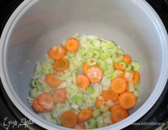 Установите в мультиварке сразу режим "тушение 1,5 часа" и сначала потомите на оливковом масле около 10 минут кусочки моркови, сельдерея и лука, т.е. не превращайте их в "зажарку".