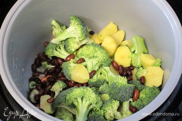 Затем добавьте соцветия брокколи, кубики картофеля, предварительно замоченную и сваренную фасоль, потушите всё вместе в собственном соку около 15-20 минут с открытой крышкой при помешивании.