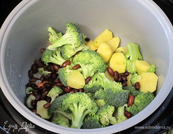 Затем добавьте соцветия брокколи, кубики картофеля, предварительно замоченную и сваренную фасоль, потушите всё вместе в собственном соку около 15-20 минут с открытой крышкой при помешивании.