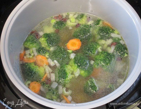 Влейте мясной бульон на косточке, обычно он уже солёный. Когда начнется закипание, то добавьте кусочки помидоров (со шкуркой или без - по воему вкусу) и "шайбы" шпината. Мультиварка - это медленноварка, поэтому приготовление дольше, чем если это был бы суп на плите. Минут за 10 до окончания режима "тушение" добавьте сухие итальянские травы с паприкой и досолите по вкусу.