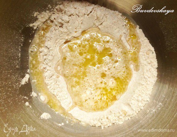 Готовим тесто. В небольшой мисочке смешать дрожжи, 1 ст.л. воды и щепотку сахара. Накрыть полотенцем и оставить на 15 минут в теплом месте. В другой мисочке смешать сахар, оливковое масло и воду. В чашу миксера (большую миску) просеять муку с  солью, перемешать. Сделать небольшое углубление в центре, влить дрожжи и смесь масла, воды  и сахара. Перемешать ингредиенты и замешивать тесто насадкой «крюк» в течение 5 минут на медленной скорости, до гладкости (руками замешивать нужно минимум 10 минут). 