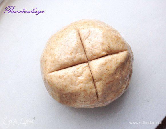 Смазать тесто небольшим количеством оливкового масла, скатать в шар,  сделать крестообразный надрез. Положить тесто в миску, накрыть влажным полотенцем и оставить на 1,5-2 ч. в теплом месте до увеличения в объеме (я оставляю тесто разогретом до 50 градусов в аэрогриле или духовке).