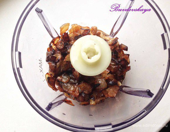 Готовим ореховую пасту. Луковицу очищаем и нарезаем крупными кубиками. В сотейнике с толстым дном разогреваем немного оливкового масла, кладем лук и тушим периодически помешивая (чтобы не пригорел) на самом маленьком огне минут 15-20 до полного размягчения. В блендер или кухонный комбайн выкладываем орехи, обжаренный лук, масло грецкого ореха, оливковое масло и воду. Пюрируем, при необходимости добавляем еще немного воды и перемешиваем.