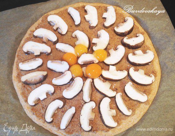 Вынимаем основу для пиццы и распределяем по ее поверхности ореховую пасту. Сверху выкладываем шиитаке, порезанные крупными ломтиками. Разбиваем яйца, солим, перчим. Отправляем в разогретую до 220-230 градусов духовку минут на 10. Подавать теплой, посыпав сверху листиками кориандра и сбрызнув острым оливковым маслом. ENJOY!