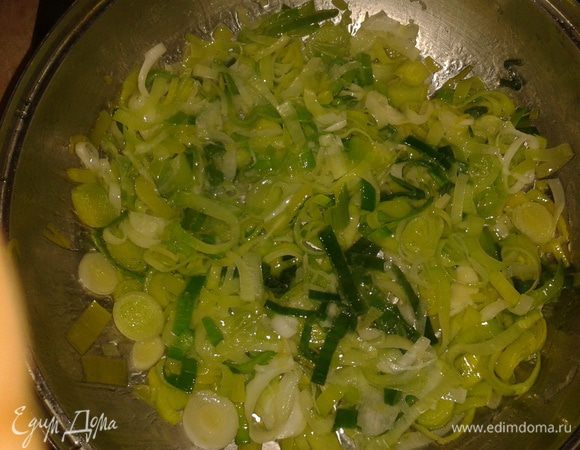 лук латук порезать  кольцами и потушить 