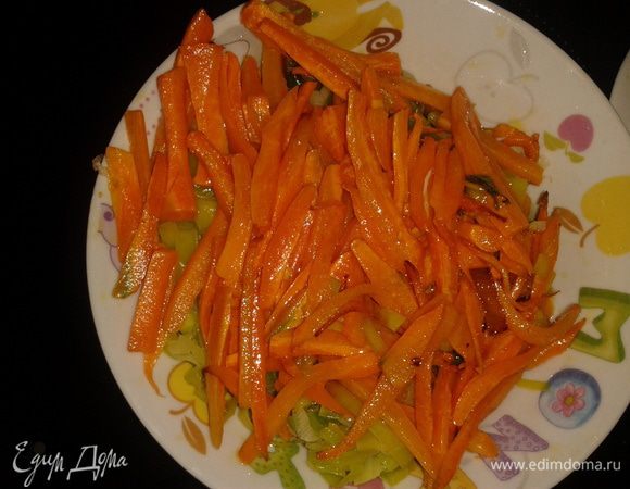 Морковь - соломкой и потушить 