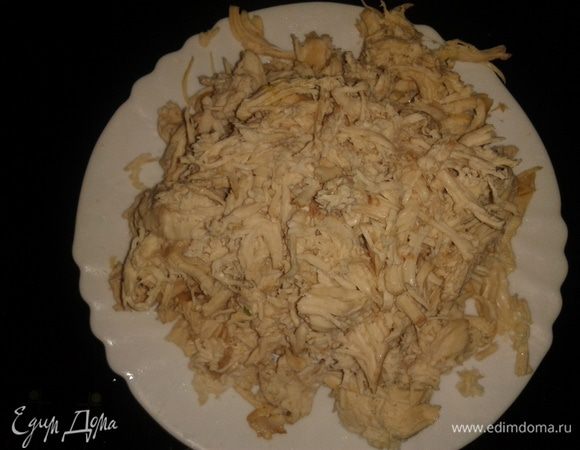 Курицу отварить, остудить, разрезать мелкими кусочками