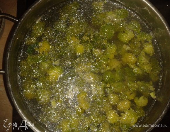 Капусту отварить в кастрюле, добавить картофель 1 шт., затем бульон поделить на 2 части (это для того, чтобы в одной кастрюле картофель и капусту брокколи превратить в пюре, а вторая часть бульона должна состоять из картофеля, капуста брокколи, лука латук, морковь соломкой). 