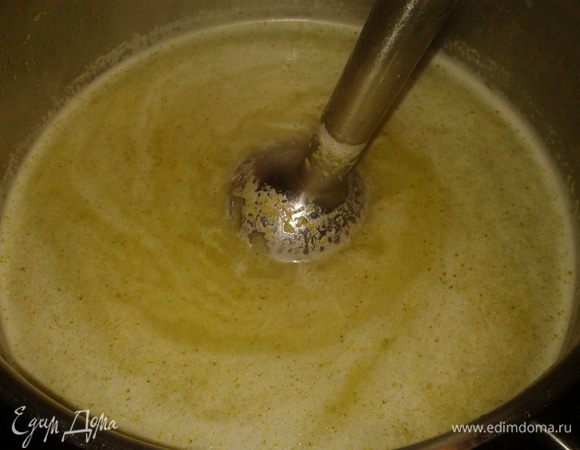 1/2 часть бульона размешать блендером ,туда же добавить сыр