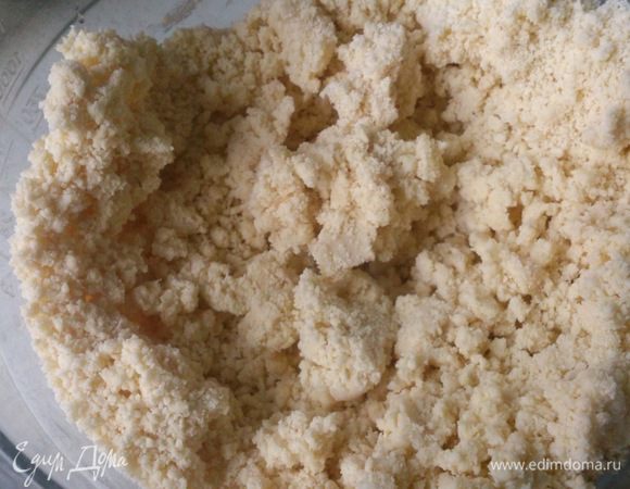 Просеять муку, добавить к ней нарезанное холодное масло и перетереть в мелкую крошку