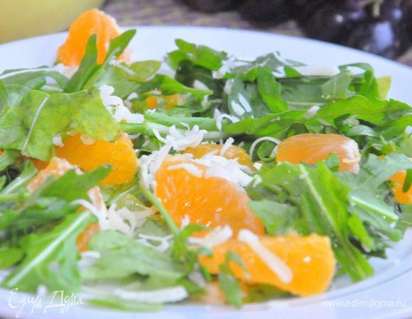 Листья руколы промыть, стряхнуть остатки воды, нарезать или порвать в руками в миску. 