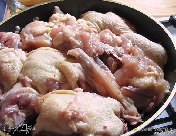 Курицу вымыть и порезать небольшими кусочками, посолить и поперчить. Сложить в сковородку с толстым дном (сковороду ничем не смазывать).