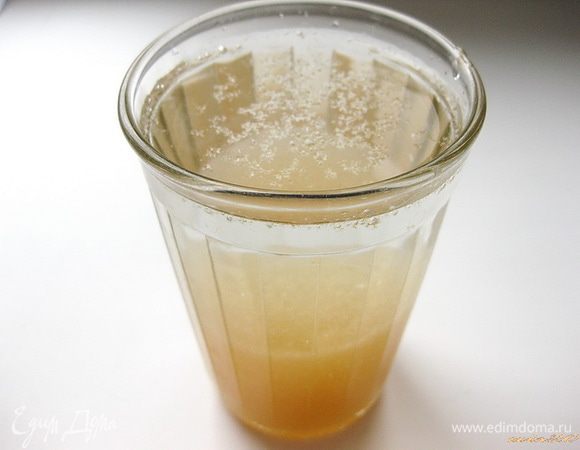 В это время замочить желатин в стакане холодной воды. Чеснок и орехи мелко порубить.