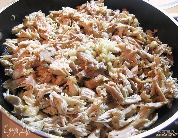 В сковороде, в которой готовилась курица, смешать очищенное мясо, чеснок и орехи (используя сок, который остался в сковороде после приготовления курицы).
Желатин распустить на водяной бане или в микроволновой печи и добавить в сковороду к мясу. Все смешать.