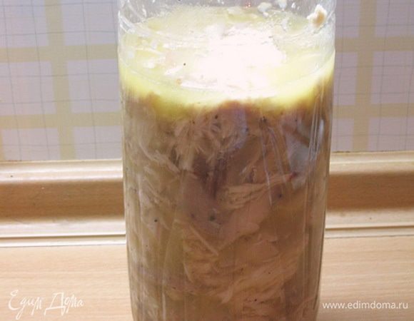 Взять чистую 1,5 литровую пластиковую бутылку, срезать горлышко и влить внутрь смесь из сковороды. Хорошенько утрамбовать и убрать в холодильник на 3-4 часа.