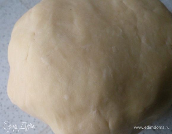 Добавлять ледяную воду по одной ложке, столько, чтобы тесто можно было собрать в шар. Завернуть в пленку и убрать в холодильник на 30 минут 