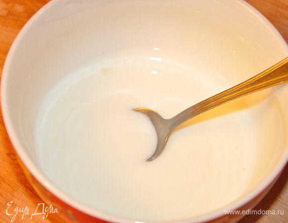 В йогурте смешать соль и перец, и лимонный сок. 