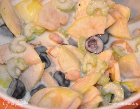 В большой миске смешать все ингредиенты для салата с йогуртом, добавить орехи