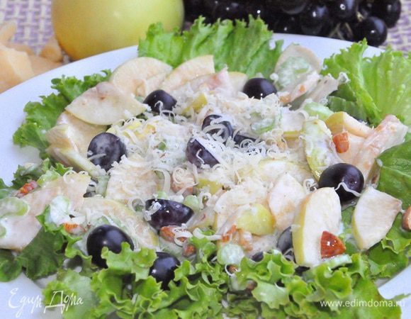 Поверх салата выложите яблочную массу и подавайте к столу, посыпьте сыром, по желанию! Приятного аппетита!