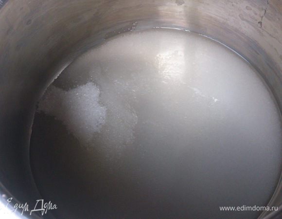 В кастрюлю влить воду,  всыпать 200 г сахара и добавить сок лимона. 