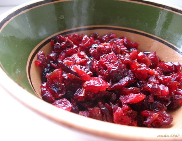 Клюкву залить кипятком, оставить на пять минут, а затем откинуть на сито.