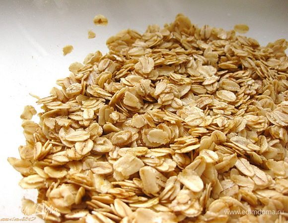 Сливочное масло растопить и смешать с медом.
Овсяные хлопья залить горячим растопленным сливочным маслом с медом и оставить на 15 минут.