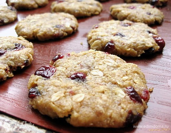 Из теста сформировать небольшие шарики (примерно 1 ст.ложка теста на одно печенье), выложить на противень и слегка прижать ладонью, чтобы получились толстые лепешки.