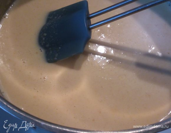 Соус немного остудить. На это стадии гланое - не съесть соус пока он остывает)) 