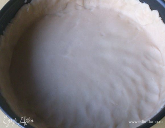 Разъемную форум (у меня 26 см) смазать маслом, тесто раскатать в круг и выложить в форму. Бортик должен быть 2,5-3 см